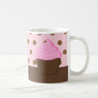 Rosa kleiner Kuchen mit der Polka-Punkt-Tasse