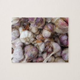 Rosa Knoblauch mit ganzen Knoblauchzwiebeln