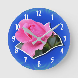 Rosa Knospe Außerhalb des Rahmens Blumenkunst Runde Wanduhr