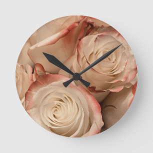 Rosa-Kronen-Traumbild: Creme- und rot gespitzte Ro Runde Wanduhr