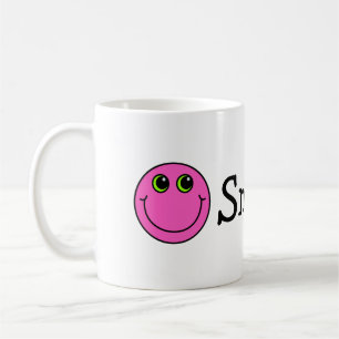 Rosa lächelndes Emoji stellt gegenüber Kaffeetasse