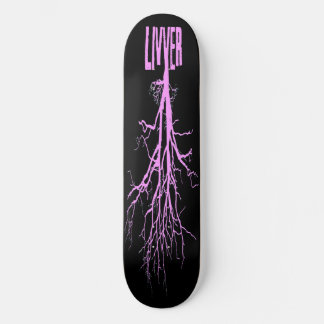 Rosa Leber in schwarzem sk8 Skateboard