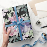 Rosa Lila, florale Schwarz Hintergrund Geschenkpapier<br><div class="desc">Lassen Sie Ihre Geschenke in Eleganz mit unserem rosa Lila, schwarzen Hintergrundpapier wackeln. Dieser vielseitige Schatten strahlt zeitlose Eleganz aus und ist somit perfekt für jeden Anlass. Erleben Sie Ihre Geschenke mit einer Touch von schlichtem Luxus, der jeden Empfänger beeindrucken wird.</div>