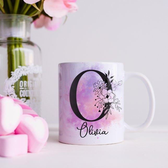 Rosa Lila florale Schwarze Buchstaben Monogramm Ka Kaffeetasse (Von Creator hochgeladen)