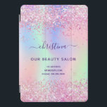 Rosa lila Glitzer Firmenname iridesing iPad Pro Cover<br><div class="desc">Ein trendiger, holografischer Hintergrund mit Pastellfarben in Rosa, lila, Rose Gold, Minzgrün. Dekoriert mit Imitaten Glitzer Staub. Für Schminkkünstler, Haardesigner, Friseur- und Schönheitssalons, Krankenschwestern. Lila Buchstaben. Personalisieren Sie Ihren Namen und Ihre Kontaktinformationen und fügen Sie diese hinzu. Der persönliche Name wird mit einem modernen handgeschriebenen Stilskript mit Swashes geschrieben. Um...</div>