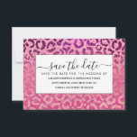 Rosa Lila Glitzer Leopard Tierdruckleuchte Save The Date<br><div class="desc">Dieses elegante und glamouröse Muster ist perfekt für das trendige und stilvolle Girly. Es zeigt Imitate lila bis rosa funkelnd Glitzer Leopardendruckverlauf auf fuchsia bis lila cheetah Print ombre gedruckt. Es ist einzigartig, elegant, hübsch, mädchenhaft und cool. ***WICHTIGE HINWEIS FÜR DESIGN: Für individuelle Designanfragen, wie z.B. passende Produktanfragen, Farbänderungen, Platzierungsänderungen...</div>