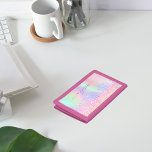 Rosa lila Glitzer Tropfen Monogramm Name Mädchen Trifold Geldbörse<br><div class="desc">Ein holografischer, rätselhafter, einfarbiger Hintergrund. Dekoriert mit rosa, lila und Rose Gold Imitate Glitzer Tropfen, Farbe Tropflook. Personalisieren Sie Ihren Namen und fügen Sie ihn hinzu. Der Name wird mit einem handgeschriebenen Stilskript mit Swashes geschrieben. Um die Swashes behalten, löschen Sie nur den Beispielnamen, verlass die Leerzeichen oder Emoji's vor...</div>