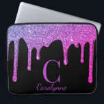 Rosa Lila Ombre Sparkle Glitzer Tropfen Monogram Laptopschutzhülle<br><div class="desc">Pink Lila Ombre Sparkle Glitzer Tropfen Monogram Laptop Ärmel mit unseren trendigen Imitate Glitzer Tropfen in einem ombre Regenbogen von heiß rosa und lila auf einem schicken schwarzen Hintergrund. Einfach zu anpassen und perfekt für Schule oder Arbeit! Sie tauchen in den Luxus, also sollte auch Ihre Ästhetik sein! Ideal für...</div>