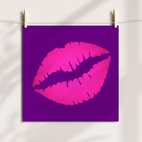Rosa Lippen auf Lila