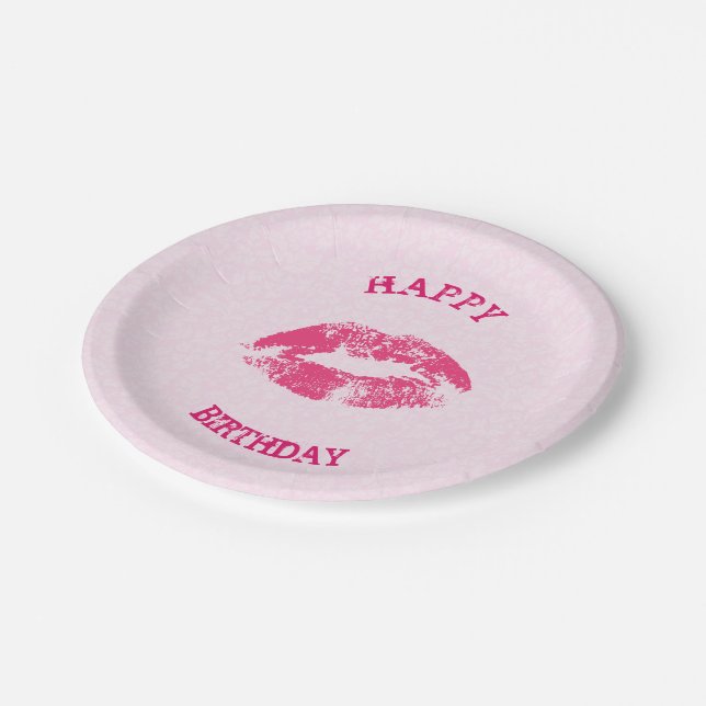 Rosa Lippen auf rosa Damaske - Happy Birthday Pappteller (Schrägansicht)