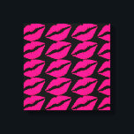 Rosa Lippenstift Kuss Pop Art Rosa und Schwarz Leinwanddruck<br><div class="desc">Ein Pop-Kunstdesign von Hot-Rosa Lippenstift vor einem anpassbaren schwarzen Hintergrund. Dieses niedliche Pop Kunstmuster Design ist modern und in einem Pop Punk Design modisch. Geeignet für Teenagerzimmer oder Liebhaber von Pop-Kunst.</div>