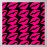 Rosa Lippenstift Kuss Pop Art Rosa und Schwarz Poster<br><div class="desc">Ein Pop-Kunstdesign von Hot-Rosa Lippenstift vor einem anpassbaren schwarzen Hintergrund. Dieses niedliche Pop Kunstmuster Design ist modern und in einem Pop Punk Design modisch. Geeignet für Teenagerzimmer oder Liebhaber von Pop-Kunst.</div>