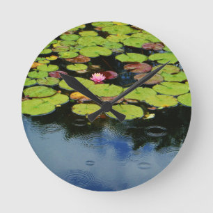 Rosa Lotos im Regen Runde Wanduhr