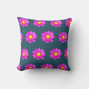 Rosa Lotus-Blume auf blauem Kissen