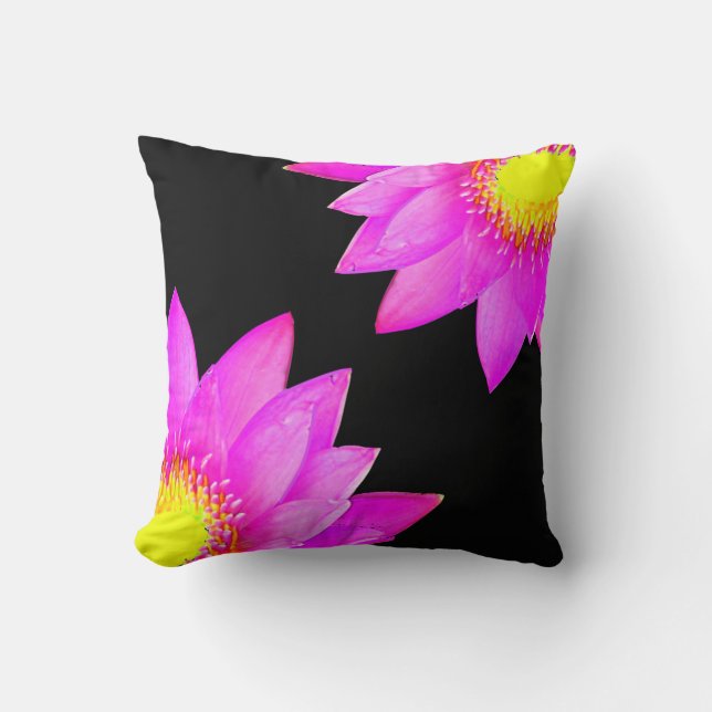 Rosa Lotus-Blume auf dem schwarzen Kissen (Vorderseite)