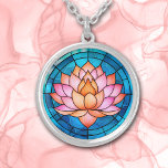 Rosa Lotus Blume Mosaikglas Versilberte Kette<br><div class="desc">Auf dieser Halskette befindet sich ein Bild einer rosa und goldfarbenen Lotus-Blume mit einem blauen Mosaik-Buntglas-Hintergrund. Hell und farbenfroh! Stellen Sie sicher,  dass Sie die passenden Ohrringe und Schlüsselanhänger in unserem Shop sehen.</div>