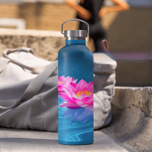 Rosa Lotus-Blume schweben auf Kristallblau Edelstahlflasche (Von Creator hochgeladen)