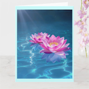 Rosa Lotus-Blume schweben auf Kristallblau Karte