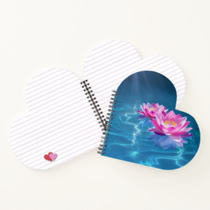 Rosa Lotus-Blume schweben auf Kristallblau Notizbuch