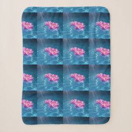 Rosa Lotus-Blume schweben auf Kristallblau Sherpadecke