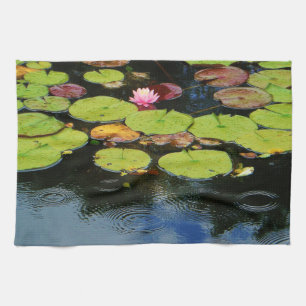 Rosa Lotus in Regen Handtuch