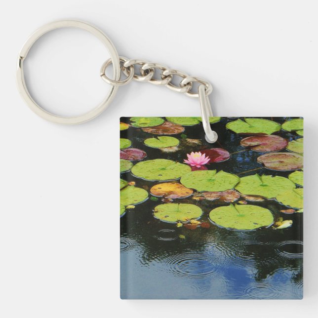 Rosa Lotus in Regen Schlüsselanhänger (Vorderseite)