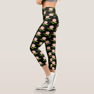 Rosa Lotusblumen & Seerosenblätter auf Schwarz Capri Leggings