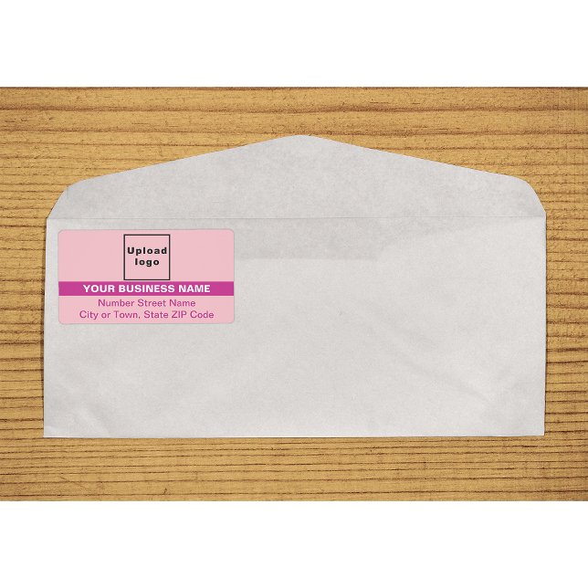 Rosa mit hervorgehobenem Etikett für die Markenbez (Gray with highlighted brand name shipping label on envelope)