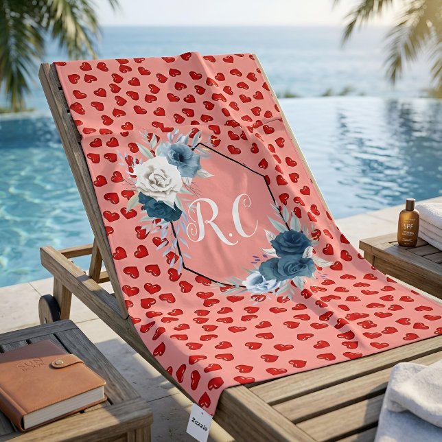 Rosa mit Monogramm blaue Blume mit roten Herzen Strandtuch (Von Creator hochgeladen)