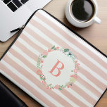 Rosa Mit Monogramm Blumenregen Laptopschutzhülle<br><div class="desc">Schönes blumenmonogramm-Design.</div>