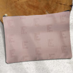 Rosa moderne Monogramm-Muster Zubehörtasche<br><div class="desc">Entdecken Sie unseren rosafarbenen Monogram Simple Modern Accessory Pouch, die perfekte Mischung aus Stil und Praktik für die zeitgenössische Frau. Dieser in einem raffinierten, rosafarbenen Schatten dekorierte Beutel zeigt ein elegantes Monogramm-Muster, das minimalistischen Charme nahtlos mit einem modernen Flair verbindet. Ideal für Golfliebhaber und für diejenigen, die eine stilvolle Reisetasche...</div>