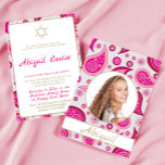 Rosa Modernes Bat Mitzvah Foto Einladung<br><div class="desc">Set der Szene für eine moderne thematische Feier. Rosa ist die Hintergrundfarbe für dieses paisley elegante Bat Mitzvah Design. Ändern Sie einfach die Informationen für Ihre eigene Einladung. Das Bild auf der Rückseite kann durch Ihr eigenes Foto ersetzt werden. Aus einer Reihe von benutzerdefinierten stationären von Chessie's Fine Designs.</div>