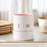 Rosa Modernes Minimalistisches Monogramm Zweifarbige Tasse<br><div class="desc">Erhöhen Sie Ihre Morgenroutine mit unserer Blush Pink Modern Minimalistisch Monogram Name Coffee Tasse. Diese elegante und stilvolle Tasse bringt eine Touch zeitgenössischer Eleganz in Ihr tägliches Kaffeemitual. Das minimalistische Design in klassischem Rosatön macht es zu einer vielseitigen Ergänzung Ihrer Küche oder Ihres Büros. Das herausragende Merkmal ist das individuell...</div>