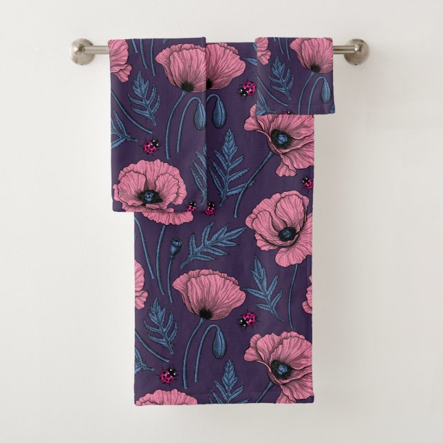 Rosa Mohn auf dunkelviolett Badhandtuch Set (Insitu)