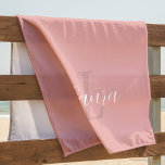 Rosa-Monogramm-Namensskript personalisiert Strandtuch<br><div class="desc">Modernes,  rosafarbenes,  rosafarbenes mit Monogramm Strandtuch mit weißem,  elegantem,  feminininem Signaturenskript.</div>