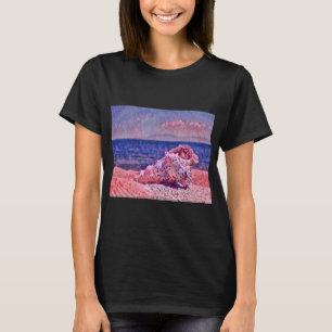 Rosa Muschel in der Nähe der lila Aquarellmalerei T-Shirt