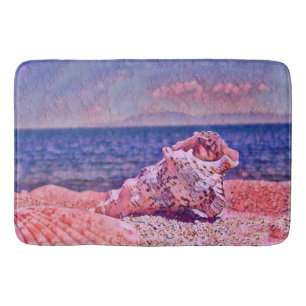 Rosa Muschelschale neben violettem Meer Aquarellma Badematte