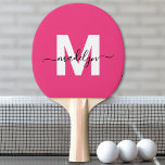 Rosa Namensmonogramm Tischtennis Schläger<br><div class="desc">Erstelle Dein eigenes personalisiertes modernes Schriftzug-Name Girly Magenta Hot Pink Monogramm Ping-Pong-Schläger. Dieser ultra-feminine Schläger verfügt über einen lebendigen magentafarbenen Hot-Pink-Hintergrund mit einer fetten, flachen weißen Initiale (ohne Schimmer oder Folie) auf der Vorderseite, gepaart mit einem spielerischen schwarzen Schriftzug-Namen für eine persönliche Note. Die Rückseite ist einfarbig hot pink gehalten,...</div>