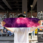 Rosa Nebel Skateboard | Cosmic Space Skateboard<br><div class="desc">Fahren Sie mit dem Skateboard Deck aus dem rosa Nebula in eine andere Galaxie. Dieses Deck mit seinem faszinierenden, kosmischen Design, das von tiefer Luft inspiriert wird, zeigt lebendige rosa Nebulawolken und himmlische Details und macht es zu einem herausragenden Stück im Skatepark oder auf dem Display. Er ist für Beständigkeit...</div>