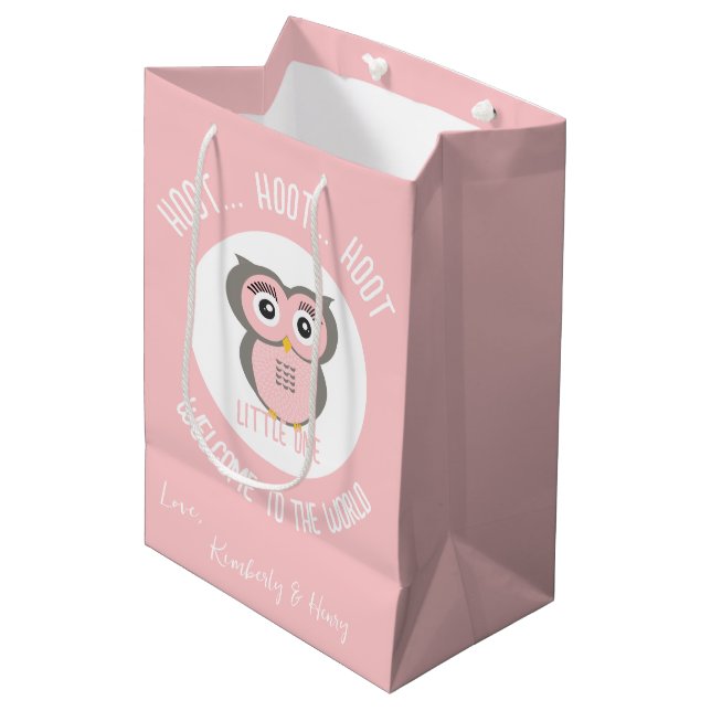 Rosa Niedliches Eule-Hoot Willkommen auf der Welt Mittlere Geschenktüte (Vorderseite Schrägansicht)