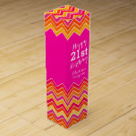 Rosa orange Zickzack zigziger Geburtstagswein Wein-Geschenkverpackung<br><div class="desc">Helle,  moderne Weinkiste im Zickzack Stil. Personalisieren Sie Ihre Geburtstagsmädchen und Ihr Geburtstagsjahr. Derzeit liest glücklich 21. Geburtstag.</div>