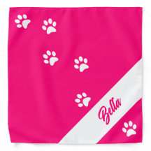 Rosa Pfote mit dem Namen des Hundes