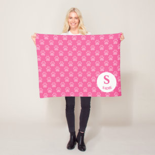 Rosa Pfotenabdruck-Muster mit Monogramm und Namen Fleecedecke