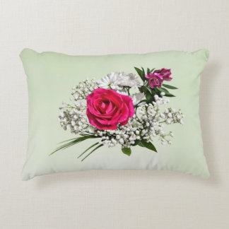 Rosa Pink umgeben von Baby’s Breath Dekokissen