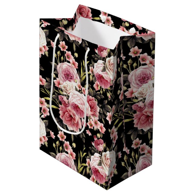 Rosa Profusion - Schwarzer Hintergrund Mittlere Geschenktüte (Vorderseite Schrägansicht)