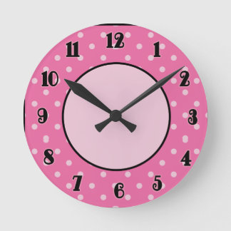 rosa Punkte und schwarze Akzente Runde Wanduhr