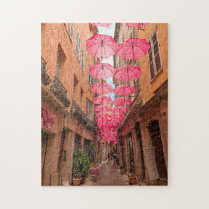 Rosa Regenschirme in Grasse, Französische Riviera,