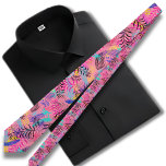 Rosa Retro-Hawaiianische Muster Krawatte<br><div class="desc">Die Hals-Krawatte des hawaiianischen Druckers ist mit einer rosa, stilvollen Farbbasis versehen, die mit einer faszinierenden Abbildung farbiger und schwarzer tropischer Blätter geschmückt ist. Die rosa Unterlage verleiht der Krawatte eine Touch von Lebendigkeit und Verspieltheit und schafft einen visuell auffälligen Kontrast zum tropischen Blattdesign. Die Abbildung zeigt eine Reihe von...</div>