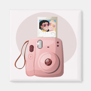 Rosa Retro-Kamera mit Freunden, die ein Foto umarm Magnet