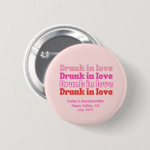 Rosa Retro Verliebt Betrunken Junggesellinnenparty Button